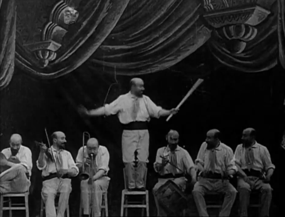 L'Homme Orchestre (1900) von Georges Méliès. Bildformat 4:3